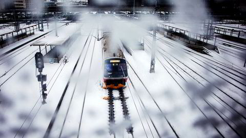 Bane Nor anbefaler å bruke litt mer tid på intercity-utbyggingen for å få bedre kontroll med kostnadene. Da ble det bråk.