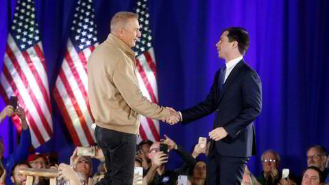 Presidentkandidat Pete Buttigieg (til høyre) hilser på skuespiller Kevin Costner under et valgkamparrangement i Indianola i Iowa søndag.