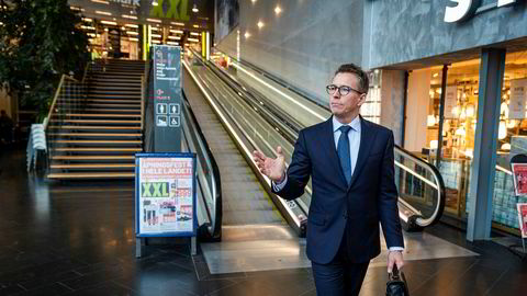 XXLs styreleder Hugo Maurstad utenfor butikken på Alnabru. Analytiker Martin Stenshall i Danske Bank tror Maurstad og XXL må ut å hente penger igjen.