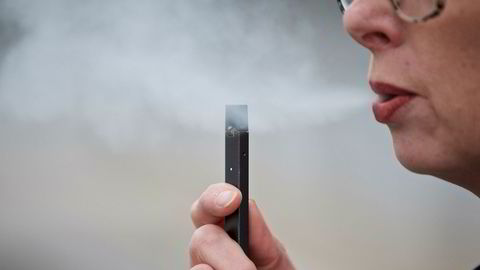 E-sigaretter fra selskapet Juul Labs ble raskt voldsomt populære. Nå må selskapet imidlertid kutte kostnader. Illustrasjonsbildet er fra april 2019.