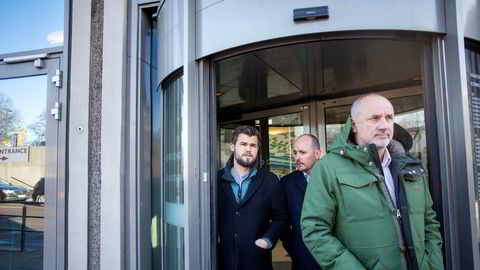 Magnus Carlsen (fra venstre) med daglig leder Andreas Thome og manager Espen Agdestein utenfor Investinors kontorer i Oslo sentrum.