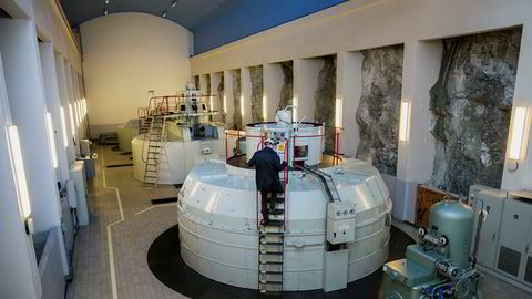 Kraftselskapene bidrar til kommunekassene med eiendomsskatt, naturressursskatt, konsesjonsavgifter og konsesjonskraft, skriver Terje Breivik og Jon Gunnes i innlegget. Bildet viser maskinhallen på kraftverket Nedre Fiskumfoss, med turbiner produsert i 1943.