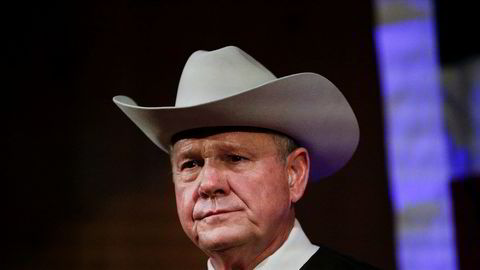 Kandidat til en plass i senatet, Roy Moore, er i hardt vær etter stadig flere anklagelser om seksuell trakassering og press fra partifeller om å trekke seg.