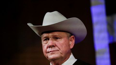 Kandidat til en plass i senatet, Roy Moore, er i hardt vær etter stadig flere anklagelser om seksuell trakassering og press fra partifeller om å trekke seg.