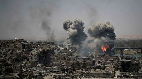 Røyk stiger opp etter luftangrep mot IS-stillinger i Mosul den 11. juli i år. Angrepene mot byen kostet mange sivile liv.