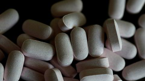 Piller som kan spores fra sekundet den er tatt skal prøves ut i USA. De skal hjelpe både pasienter og leger, men det er også uttrykt uro om hvorvidt de kan hackes. Dette er et illustrasjonsfoto av piller som inneholder vitamin B12.