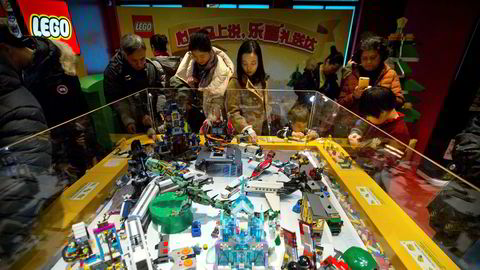 Danske Lego leker med den kinesiske giganten Tencent. Her fra en utstilling i leketøybutikken Hemleys i Beijing.