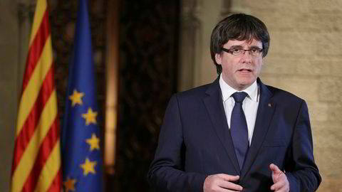 Catalonias president Carles Puigdemont holder tale i Barcelona kvelden etter at den spanske regjeringen begynte prosessen for å frata regionen selvstyret.
