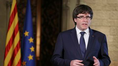 Catalonias president Carles Puigdemont holder tale i Barcelona kvelden etter at den spanske regjeringen begynte prosessen for å frata regionen selvstyret.