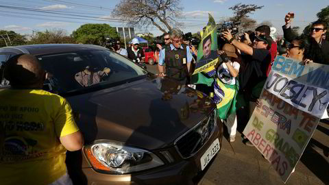 Demonstranter omringet bilen til JBS' tidligere styreleder Joesley Batistas advokat i Brasília mandag, dagen etter at Batista ble pågrepet. Onsdag ble også broren, JBS-direktør Wesley Batista, pågrepet av politiet.