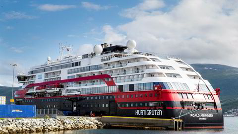 Hurtigruteskipet Roald Amundsen ligger i Breivika ved Tromsø.