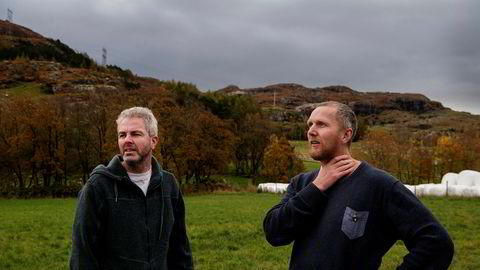 Eivind Salen (til høyre) er leder i interimsstyret i den nystartede folkeaksjonen Motvind. Her i Noredalen i Sandnes, der det nå bygges et vindkraftanlegg på åsene bak. Nabo Heino Nielsen (til venstre) har meldt seg inn.