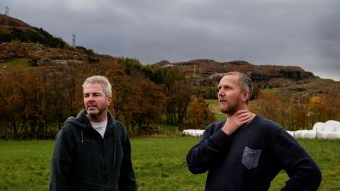Eivind Salen (til høyre) er leder i interimsstyret i den nystartede folkeaksjonen Motvind. Her i Noredalen i Sandnes, der det nå bygges et vindkraftanlegg på åsene bak. Nabo Heino Nielsen (til venstre) har meldt seg inn.