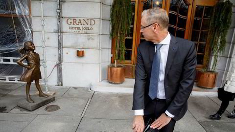 SAS-sjef Rickard Gustafson passerer bronseskulpturen «Fearless Girl» på vei ut fra en energikonferanse i Oslo. Hjemme i Sverige har «flyskam» bidratt til kraftig trafikknedgang i år, og den svenske klimaaktivisten Greta Thunberg er blitt en internasjonal stjerne.