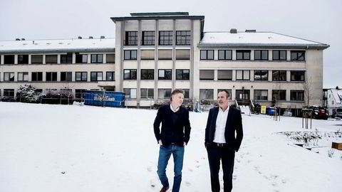 Alfred Ydstebø (til venstre) har flere boligprosjekter på gang i Stavanger-området gjennom selskapet Base. Her er han sammen med finansdirektør i Base Bolig, Ketil Petterson. Bak dem ruver den gamle Hermetikkfagskolen, som nå bygges om til eksklusive leiligheter med restaurant i første etasje.