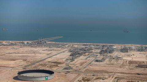 Saudi-Arabia gjør alt det kan for å stabilisere oljemarkedet. Avbildet er det statlige oljeselskapet Saudi Aramcos oljeanlegg Safaniya og Tanajib i Fadhili i den østlige provinsen i Saudi-Arabia.