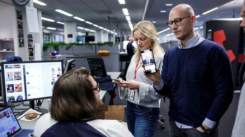 Journalistene Ole-Fredrik Lambertsen (til venstre) og Vilde Mebust Erichsen og digitalredaktør Ola E. Stenberg med VGs nyhetsapp Peil.