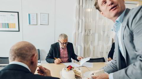 Finansdirektør i IKM Erling Meinich-Bache (til høyre) og IKM-eier Ståle Kyllingstad (til venstre) spiser kake etter å ha kjøpt Tech Team Solutions fra direktør Egil Tjelta og de andre eierne.