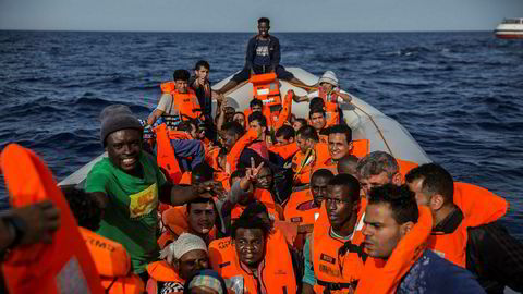 Flyktninger og migranter om bord en båt utenfor kysten av Libya.