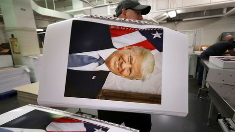 Tilliten til mediene i USA er økt under president Donald Trump. På bildet pakker bokbinder Ronny Varnell offisielle portretter av Trump som skal sendes til over 1600 ambassader og andre amerikanske bygningher verden rundt.