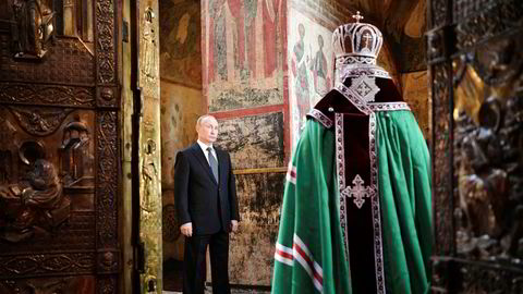 Vladimir Putin avla president­eden i Kreml-palasset i Moskva mandag. I innsettelsesseremonien inngikk også en bønnetime.