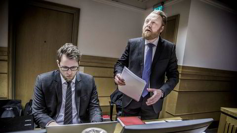 Statsadvokat Bård Thorsen (til høyre) i Økokrim hevdet i retten at de tiltalte Terje og Roger Eriksen har beriket seg selv og handlet i strid med interessene til selskapet Prora. I de tre neste ukene skal far og sønn forsvare seg mot anklagene i Sør-Trøndelag tingrett.