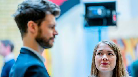 Bjørnar Moxnes (R) og Une Bastholm (MDG) etter pressekonferansen på Stortinget etter forhandlingene med regjeringen om en tredje krisepakke. De to fikk ikke være med på forhandlingene mandag.