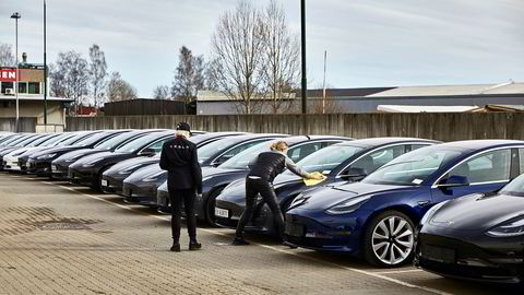 Slik så det ut utenfor Norges Varemesse i fjor da Tesla leverte ut tusenvis av Model 3.