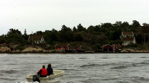 Vrakede fritidsbåter leveres stadig oftere inn til gjenvinning. Her en fullt brukbar båt i skjærgården utenfor Lillesand på Sørlandet.