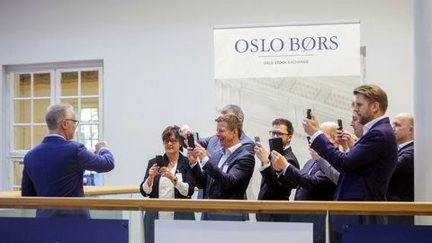 Komplett Bank ble notert på Oslo Børs 10. november 2017 og aksjen har siden den gang falt rundt fem prosent i verdi. Nå kjøper øyelege og investor Ole Morten Halvorsen seg opp i selskapet.
