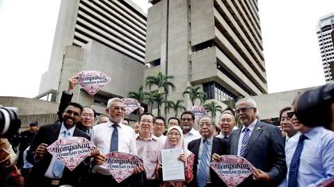 Den malaysiske opposisjonen forlanger at sentralbanken starter etterforskning av 1MDBs store tap. Her er medlemmer fra opposisjonspartiet, anført av leder Wan Azizah (i midten foran), samlet til protest utenfor landets sentralbank i Kuala Lumpur.
