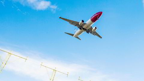 Et Boeing 737–800 går inn for landing på Gardermoen.