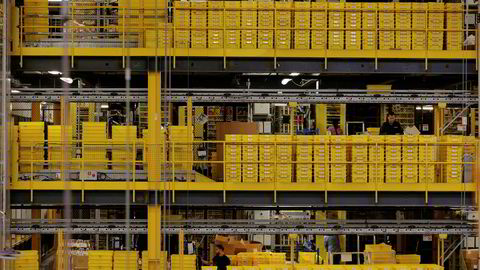 Arbeidere sorterer ting inne i en fabrikk på Amazon i New Jersey i USA.