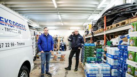 Macks ølbryggeri har startet hjemlevering av øl, brus og vann til kunder. Her eksportsjef Ken Stian Olsen (til venstre) og Bjørn Kvalheim, befrakter i Miniekspress.