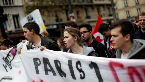 Streiker og store protester mot president Emmanuel Macrons økonomiske reformer stopper også mange flygninger fra og til Frankrike.