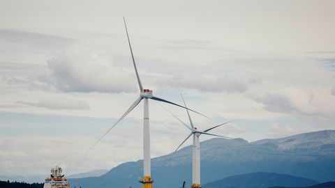 I 2017 ble Hywind satt i drift, seksten år etter at to norske ingeniører fikk ideen under et vindstille seilas. Her er vindmøllene på vei ut fra Stord til Skottland.