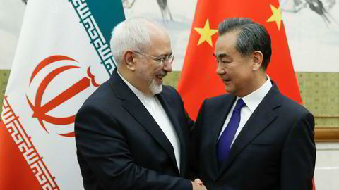 Irans utenriksminister Mohammad Javad Zarif blir tatt imot av Kinas utenriksminister Wang Yi. Foto: Thomas Peter / AP / NTB scanpix