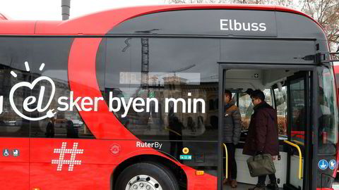 Ruter planlegger for å kunne frakte folk i sikkerhet om Oslo rammes av en naturkatastrofe eller terror. Her med de nye elbussene som er inn på testkjøring i Oslo.