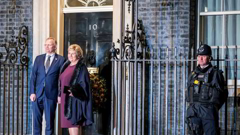 Statsminister Erna Solberg foran den britiske statsministerboligen i 10 Downing Street i London, sammen med mannen Sindre Finnes.