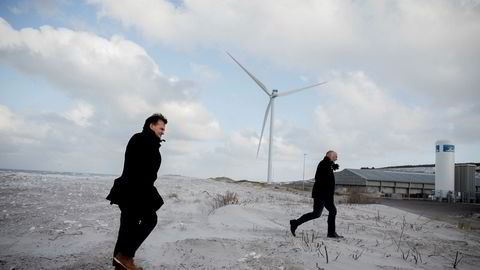 Styreleder Erik Heim fra Nordic Aquafarms (til venstre) haster sammen med daglig leder Claus Rom fra den forblåste stranden til oppdrettsanlegget til Sashimi Royal i Hanstholm der den første fisken nå er klar til å bli slaktet.