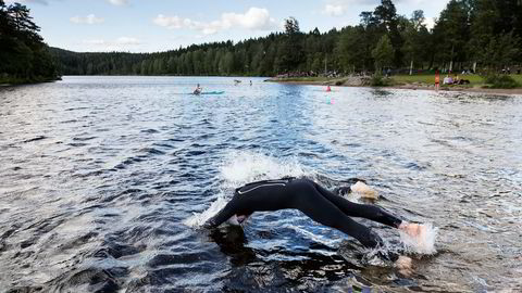 Sognsvann er et velkjent mosjonsområde for en rekke trimaktiviteter for mange mennesker i Oslo. Her kaster Vidar Stadheim seg ut i Sognsvann under svømmetrening for triatleter i sommer.