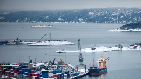 Vi står foran en ny vinter hvor stadig flere lastebiler skal gjøre det farlig langs norske veier. Det er på høy tid å styrke miljøvennlig transport – ikke bare vedta at man skal gjøre det, skriver artikkelforfatterne.