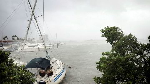 En million mennesker i Florida har mistet strømmen etter orkanens herjinger, og knuste båter ligger strødd rundt i havnene i Miami.