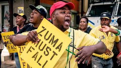 Tilhengere av visepresident Cyril Ramaphosa demonstrerte sist fredag mot president Zuma utenfor hovedkvarteret til ANC i Johannesburg.