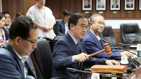 Sør-Koreas gjenforeningsminister Cho Myoung-Gyon ( i midten) håper på samtaler på høyt nivå med Nord-Korea.