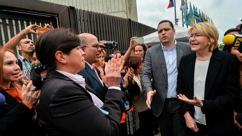 Riksadvokat Luisa Ortega Diaz (til høyre) har vært en av President Nicolas Maduros harde kritikere. Nå er hun suspendert.
