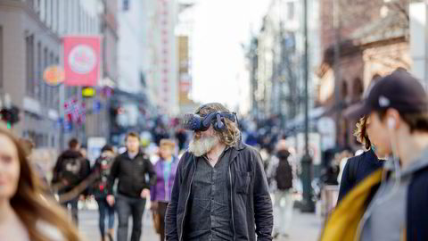 Torgeir Waterhouse i IKT-Norge med VR-briller på Karl Johan. Han har fulgt utviklingen innen VR/AR i lang tid, og tror at vi fortsatt må vente på det virkelige gjennombruddet.