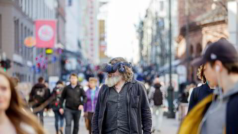 Torgeir Waterhouse i IKT-Norge med VR-briller på Karl Johan. Han har fulgt utviklingen innen VR/AR i lang tid, og tror at vi fortsatt må vente på det virkelige gjennombruddet.