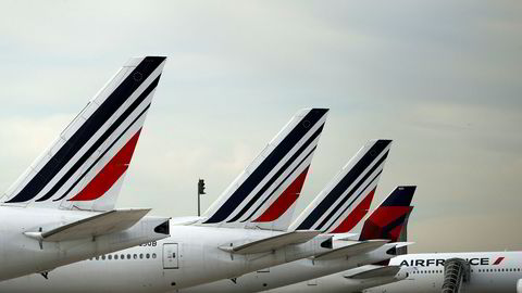 Fly fra Air France parkert på Charles de Gaulle- flyplassen i Paris.