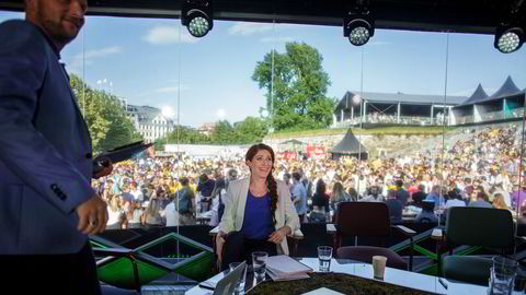 – Jeg er ikke alltid glad i den måten prestasjoner og det menneskelige vurderes på i fotballverden, sier Lise Klaveness. Her er hun i tv-studioet på Kontraskjæret i Oslo under fotball-VM.